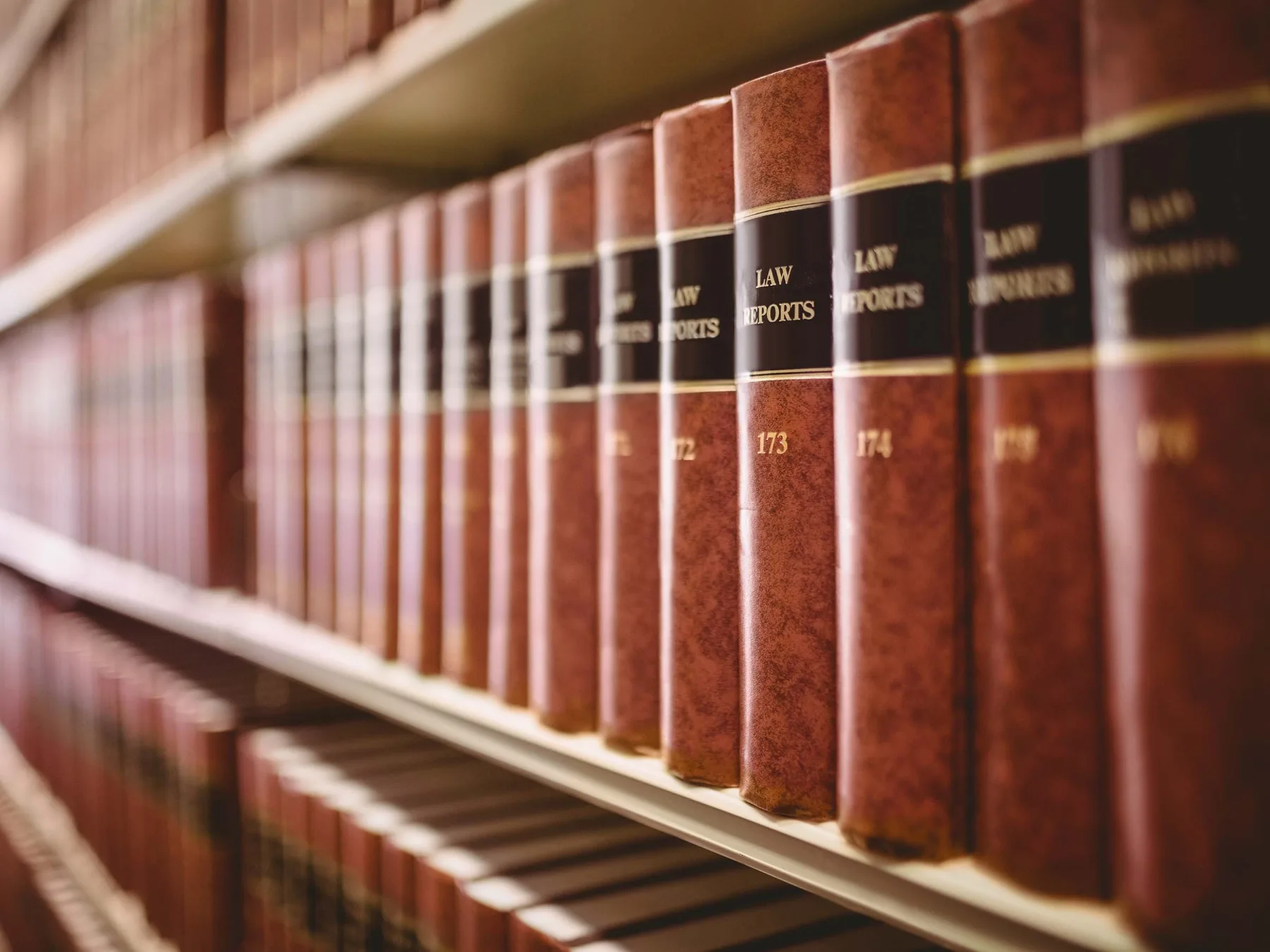 Biblioteca jurídica com livros de referência